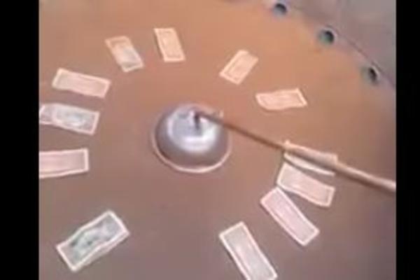 AZIJSKI RULET ZAPALIO DRUŠTVENE MREŽE: Pa da li je moguće da ljudi zaista rade ovakve stvari? (VIDEO)