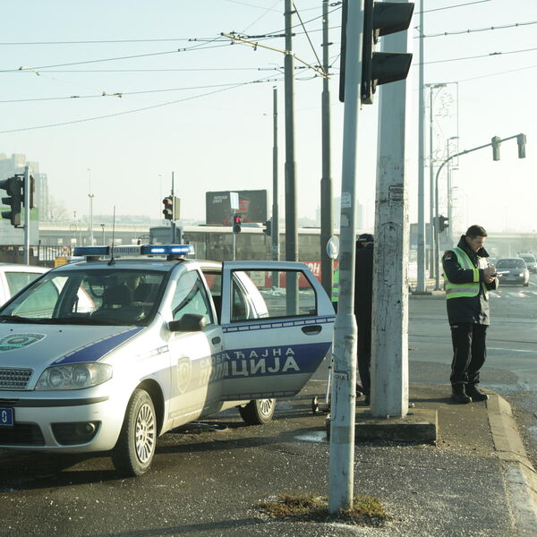 TEŽAK UDES KOD ORLOVAČE, VOZAČ LEŽI NEPOMIČNO NA KOLOVOZU: Kamion udario u NADVOŽNJAK, ljudi se okupljaju!
