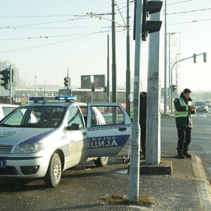 TEŽAK UDES KOD ORLOVAČE, VOZAČ LEŽI NEPOMIČNO NA KOLOVOZU: Kamion udario u NADVOŽNJAK, ljudi se okupljaju!