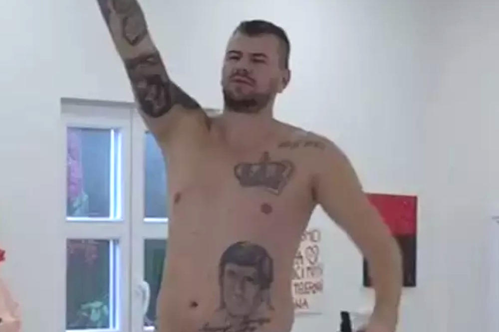 JANJUŠ IZGUBIO KONTROLU, HTEO SVE REDOM DA BIJE! Hoće da izađe iz rijalitija, krenuo da preskače ogradu! (VIDEO)