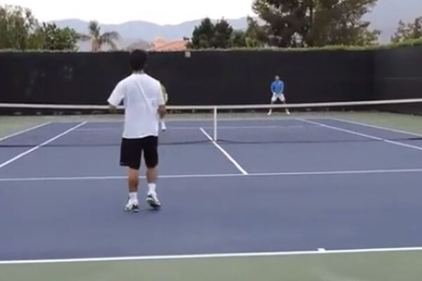 NOVAK JE OSTAO UKOPAN I GLEDAO U ČUDU: Sparing partner mu je prodao neviđenu foru, Đoković je izneverovao! (VIDEO)