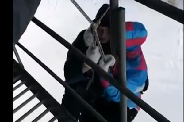 SKAKALI BANDŽIJEM SA MOSTA U SIBIRU: Ali nisu očekivali šta će ih dočekati na dnu! (UZNEMIRUJUĆI VIDEO)