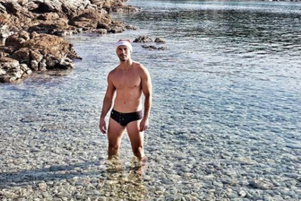 NAJZGODNIJI POLITIČAR BALKANA ŠOKIRAO BOŽIĆNOM ČESTITKOM: Skinuo se i stavio kapu Deda Mraza, nešto je ispalo