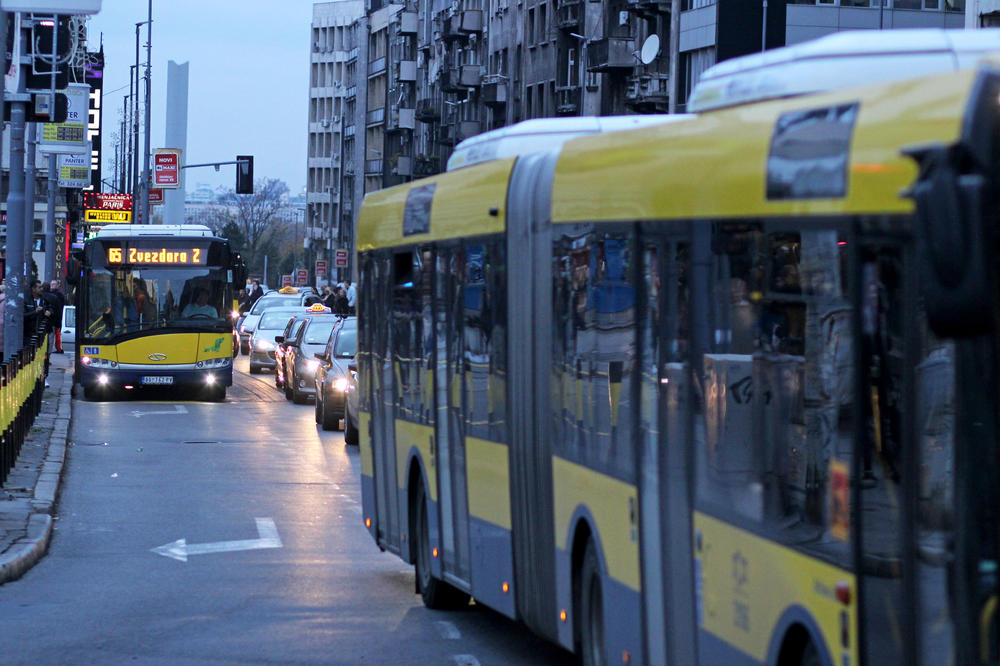 HAOS U BEOGRADU, BLOKIRAN PRILAZ USTANIČKOJ: Autobus propao u RUPU u Malom Mokrom Lugu!