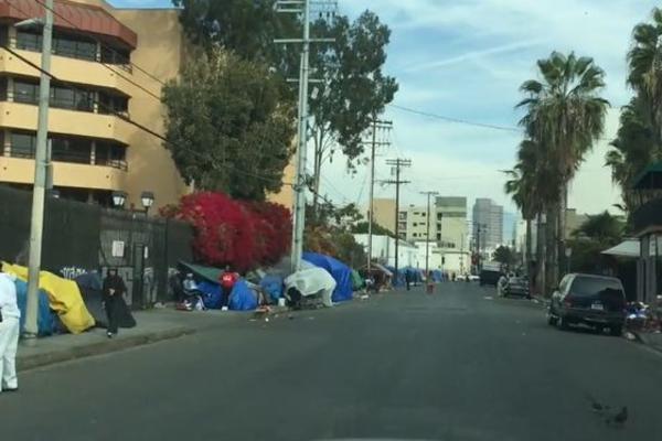 OVO JE SNIMAK KOJI AMERIKA ŽELI DA SAKRIJE: Pogledajte čitavo NASELJE BESKUĆNIKA u Los Anđelesu! (VIDEO)