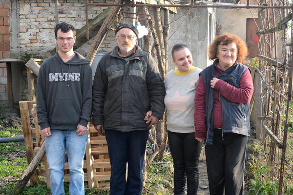 MIHAJLOVIĆI U 21. VEKU NEMAJU STRUJU, ŽIVE OD 11 HILJADA DINARA I IMAJU TEŠKO BOLESNU ĆERKU: Veliki novogodišnji apel Espresa! (FOTO)
