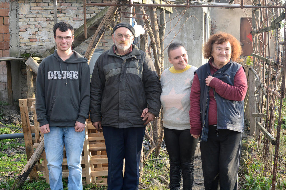 MIHAJLOVIĆI U 21. VEKU NEMAJU STRUJU, ŽIVE OD 11 HILJADA DINARA I IMAJU TEŠKO BOLESNU ĆERKU: Veliki novogodišnji apel Espresa! (FOTO)