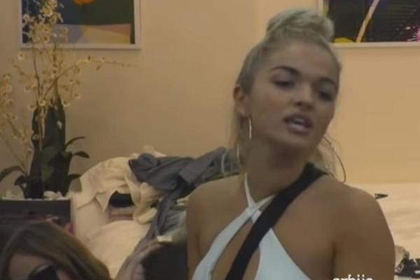 IZGUBILA SVEST O KAMERAMA: Teodora pokazala NAJINTIMNIJE delove tela! Sve na izvol'te! (VIDEO 18+)