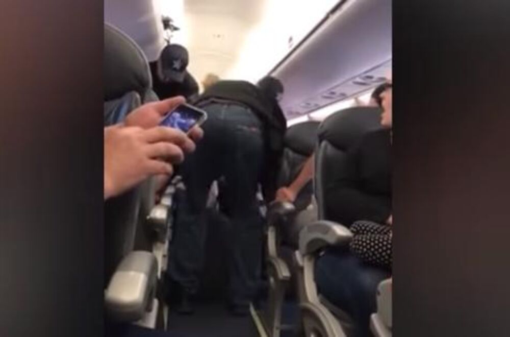 Nasilno izbacivanje sa leta šokiralo je putnike 