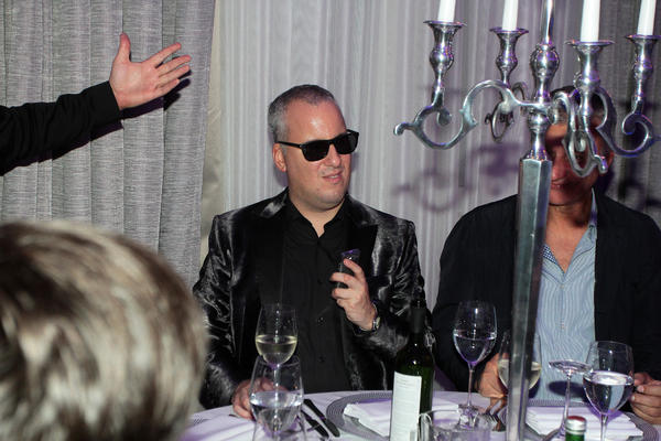 SVI SU SE PITALI KAKO MU POLAZI ZA RUKOM: Ovako Saša Matić kuca SMS poruke i to strahovitom brzinom! (FOTO)