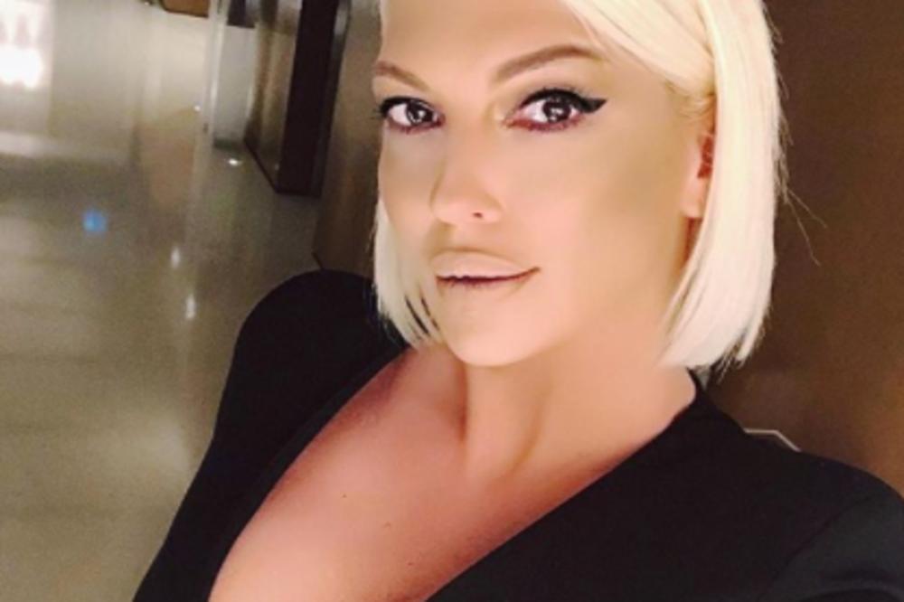 KARLEUŠU MUVA LEZBIJKA: Poklonila joj brus od 5.000 evra, a tek da vidite šta joj je napisala u PISMU! Volim te, volela bih da... (FOTO)