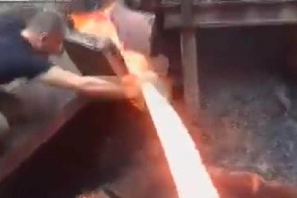 GURNUO RUKU U USIJANI METAL! Da li je ovo stvarno moguće??? (VIDEO)