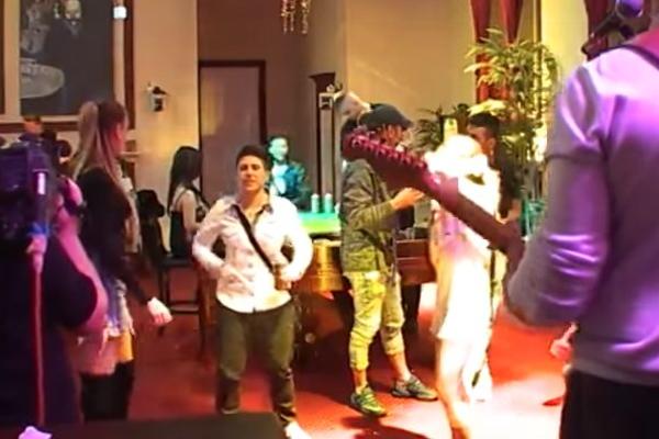 MATORA SOČNO PIPA LUNU, A KIJA SAMO GLEDA I SMEŠI SE: Neviđene scene u Zadruzi! (VIDEO)