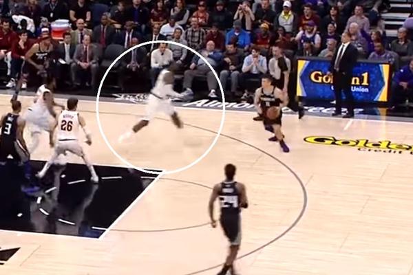 KRALJU, AJDE SKOČI PO BUREK I JOGURT, 'LEBA TI: Bogdan se igrao sa Lebronom, ali ona asistencija iz auta u poslednjoj sekundi?! JUUUU! (GIF) (VIDEO)