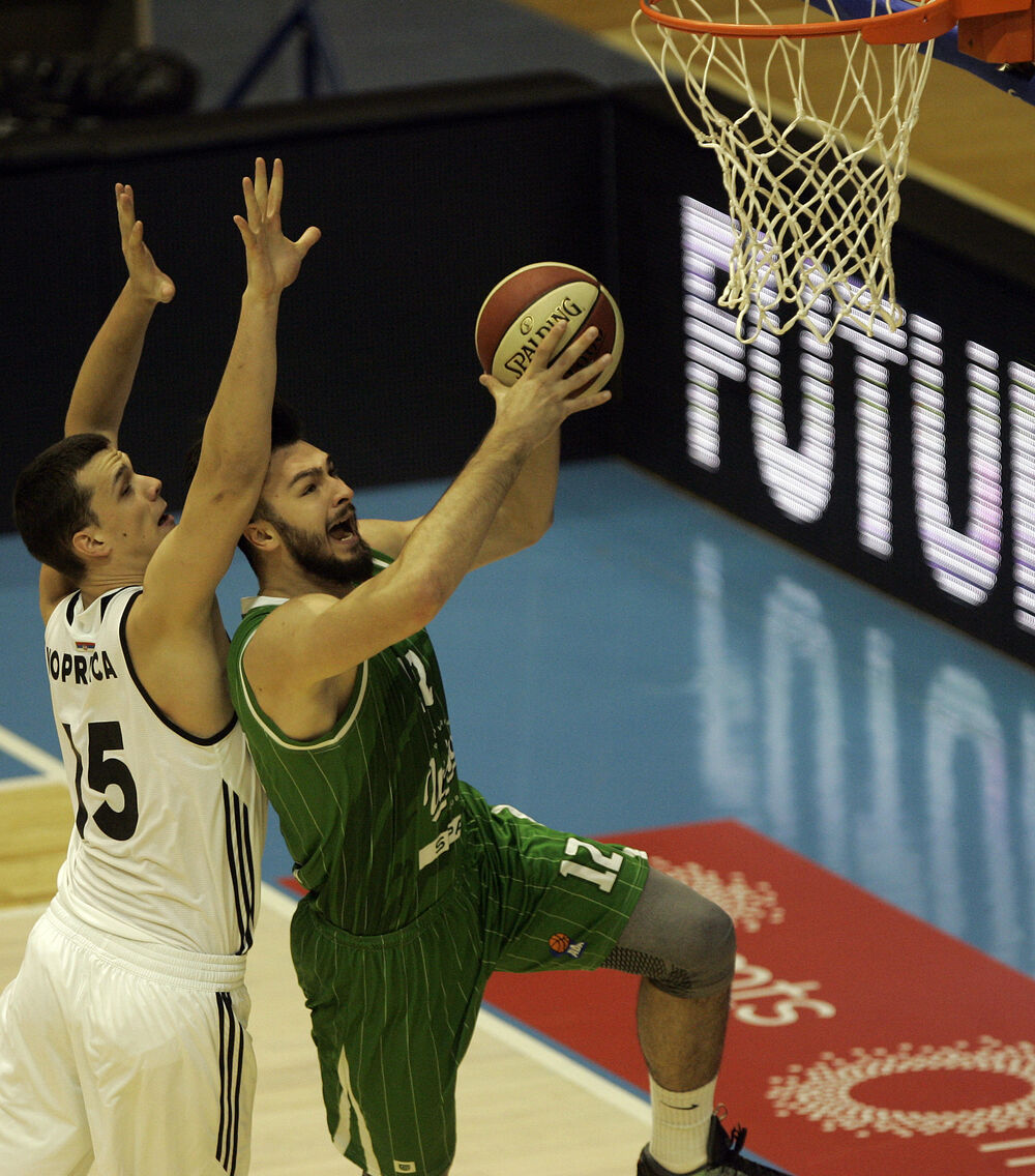 Nikola Janković postiže koš protiv Partizana
