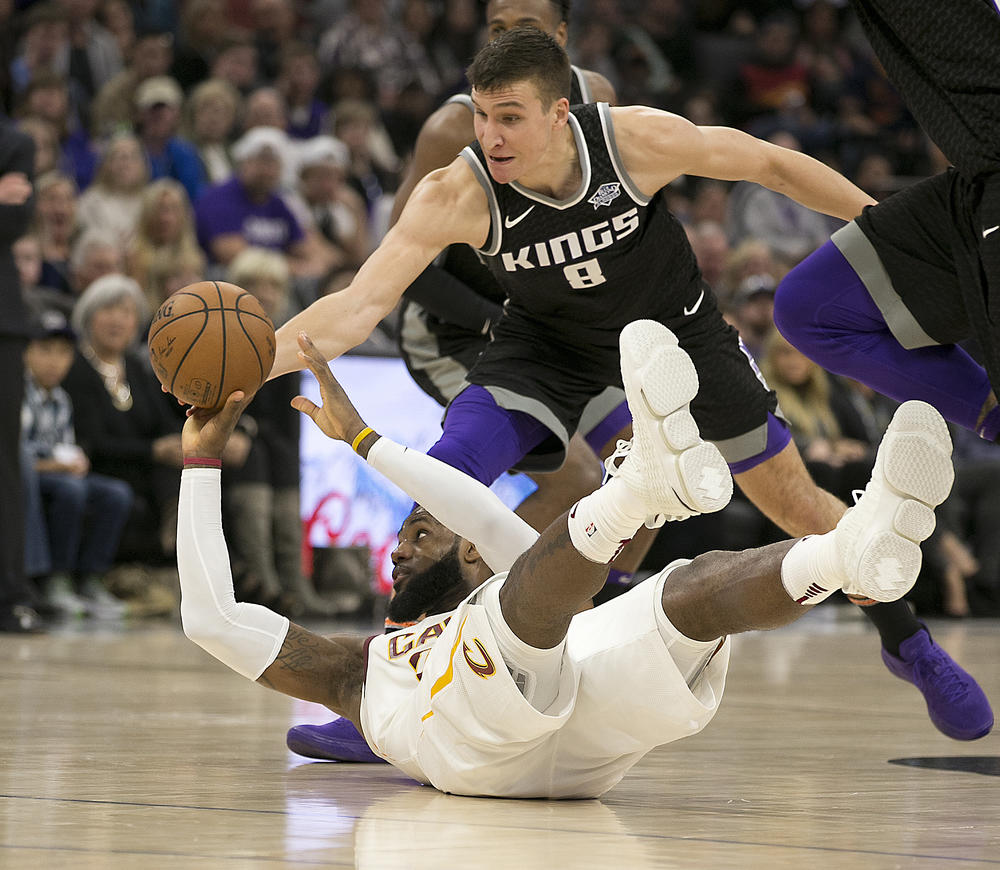Bogdanović krade loptu Lebronu Džejmsu