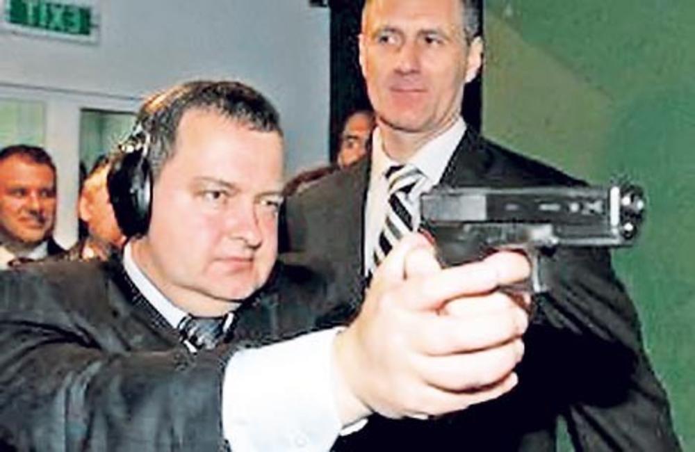 Ivica Dačić sa pištoljem