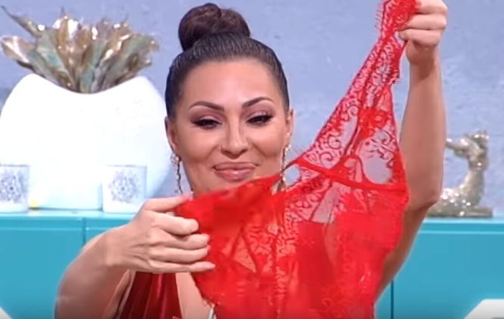 Ko hoće da ima sreće u ljubavi neka za doček obuče crveni donji veš