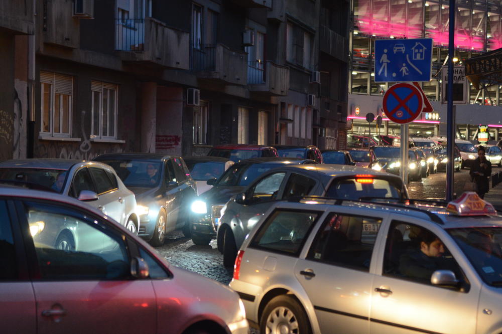 NOVA VRUĆA TAČKA U BG, VOZAČI BESNI I OČAJNI: Ako možete, izbegavajte ovo mesto (FOTO)