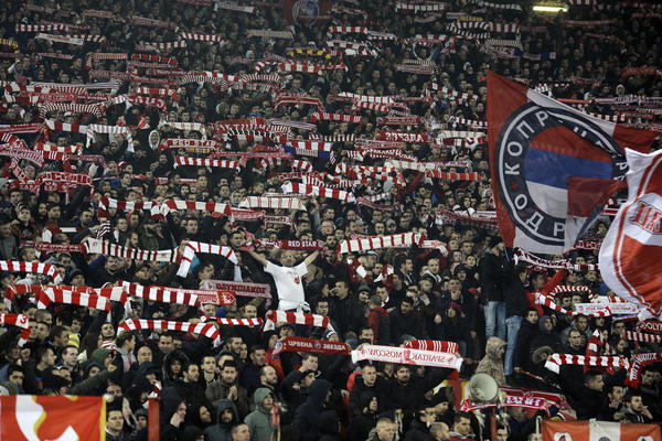 Što nisu smele najokorelije Delije, uradile su devojčice koje gledaju odbojku! Srbija je na nogama zbog transparenta na utakmici Zvezde! (FOTO)