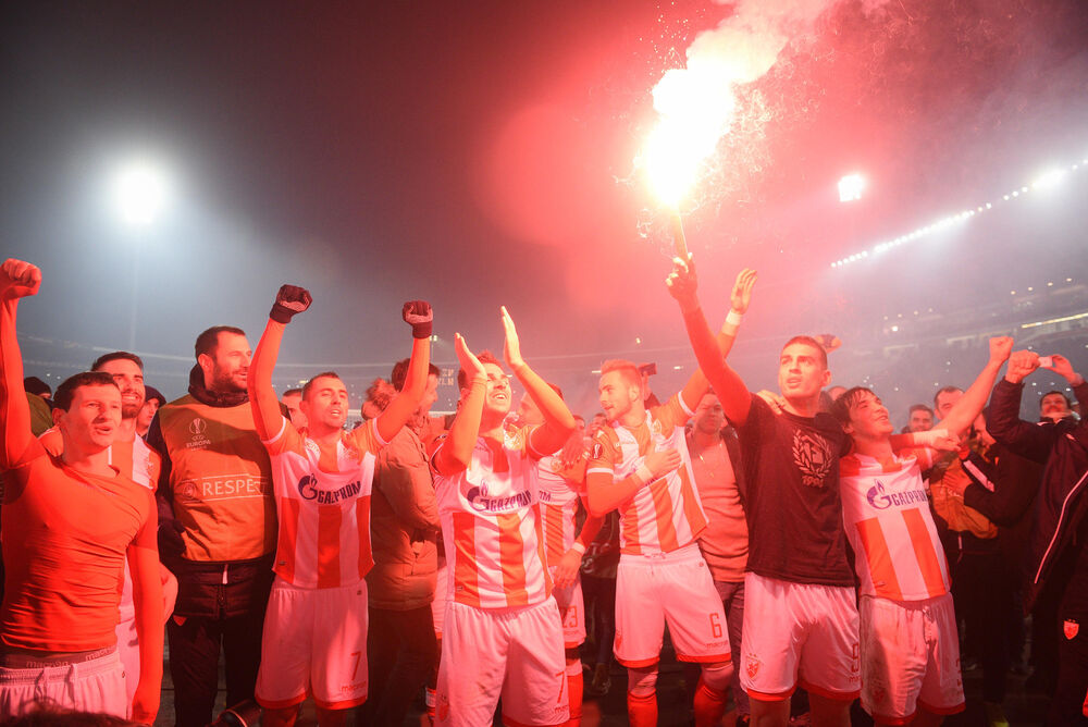 Igrači Zvezde ispred severne tribine slave prolaz u nokaut fazu Lige Evrope