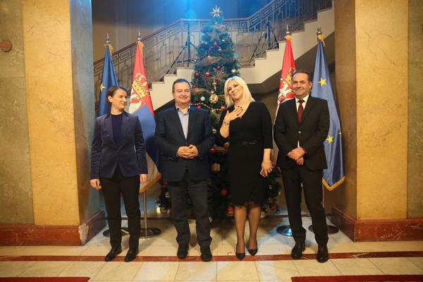 OVAKO SE POLITIČARI ZABAVLJAJU: Dačić jedini bez kravate, Zorana konzervativna, A JADRANKIN STAJLING POBEDIO (FOTO)