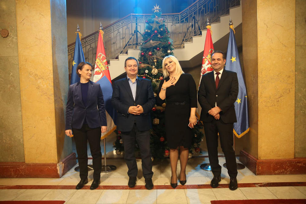 OVAKO SE POLITIČARI ZABAVLJAJU: Dačić jedini bez kravate, Zorana konzervativna, A JADRANKIN STAJLING POBEDIO (FOTO)