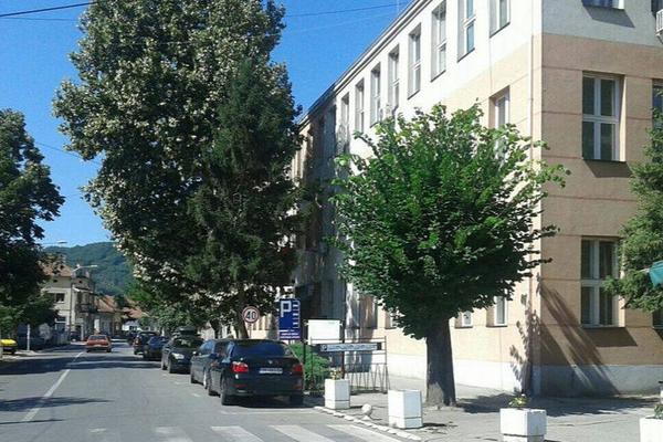 SMENILI ŠEST ODBORNIKA I ZABRANILI IM DA UĐU U ZGRADU SKUPŠTINE: Haos u opštini Lebane