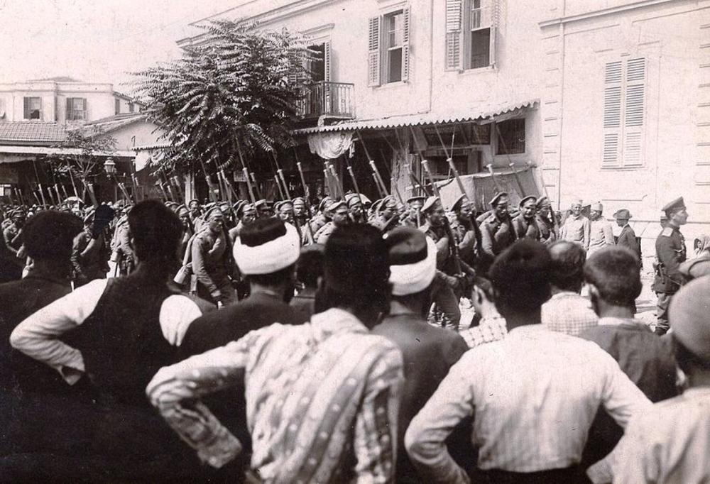 Ruski vojnici marširaju Solunom tokom Prvog svetskog rata