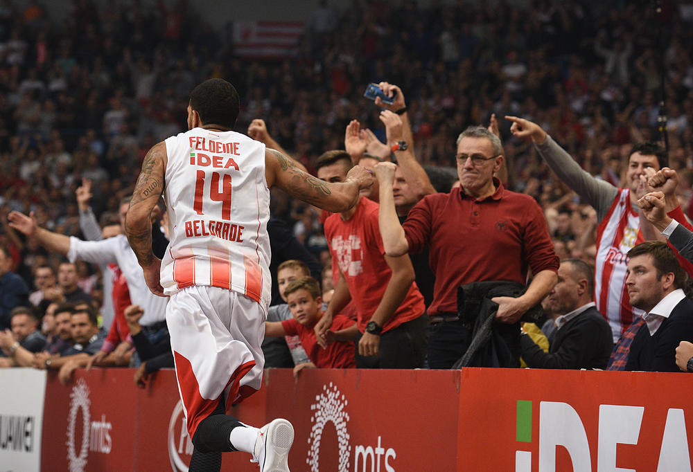 Džejms Feldin slavi sa navijačima Crvene zvezde