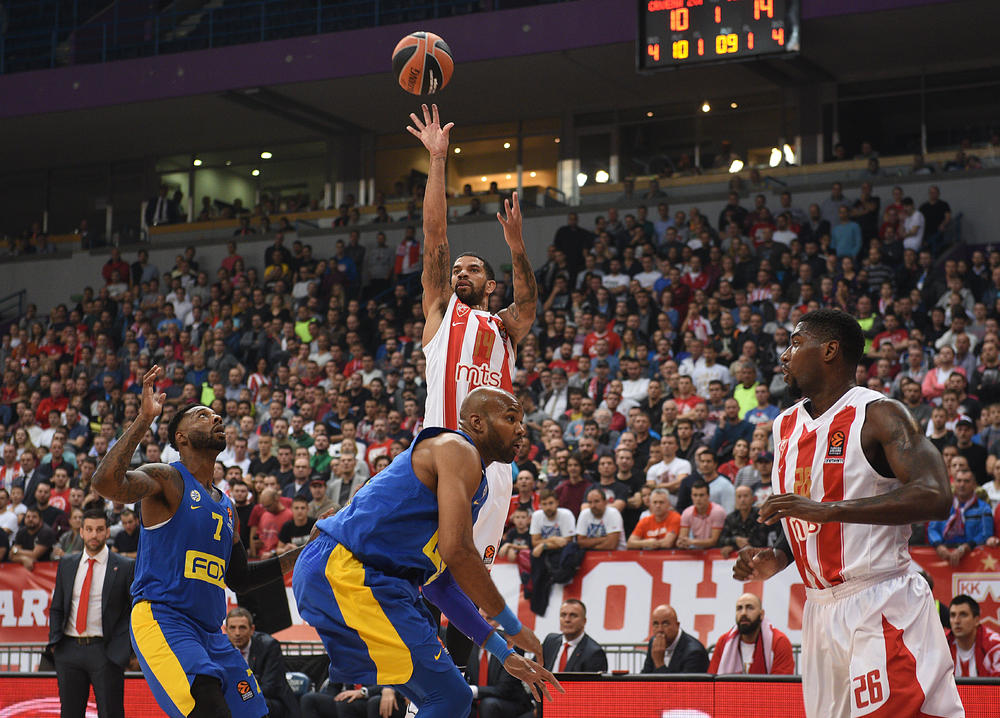 Džejms Feldin šutira za tri poena