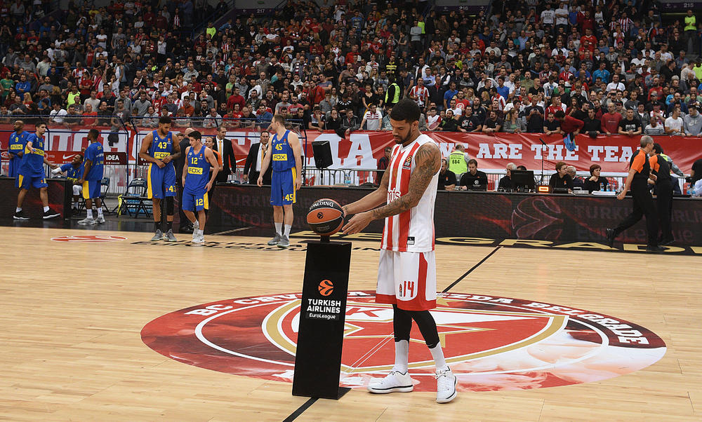 Džejms Feldin na početku utakmice protiv Makabija