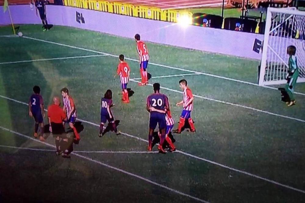 AKO ON IMA 12, MARIJAN RISTIČEVIĆ IMA 8 GODINA! Na terenu sa klincima se pojavio GOROSTAS! Protivnici poludeli... (FOTO) (VIDEO)