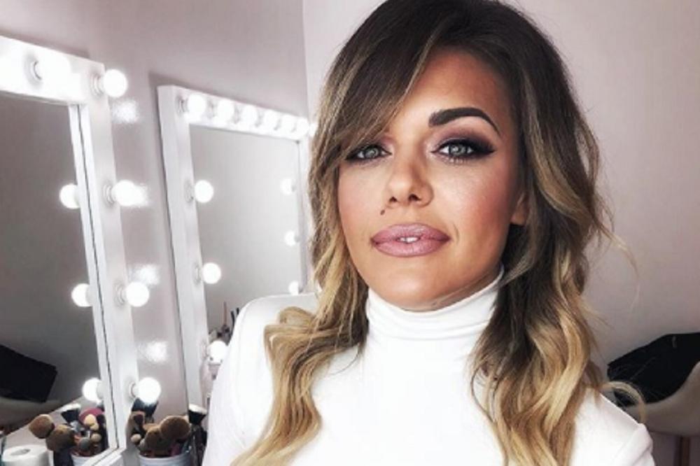 NIKAD PROVOKATIVNIJA SANDRA PERKOVIĆ: Novogodišnji dekolte, a onda joj je i dole sve sevnulo!