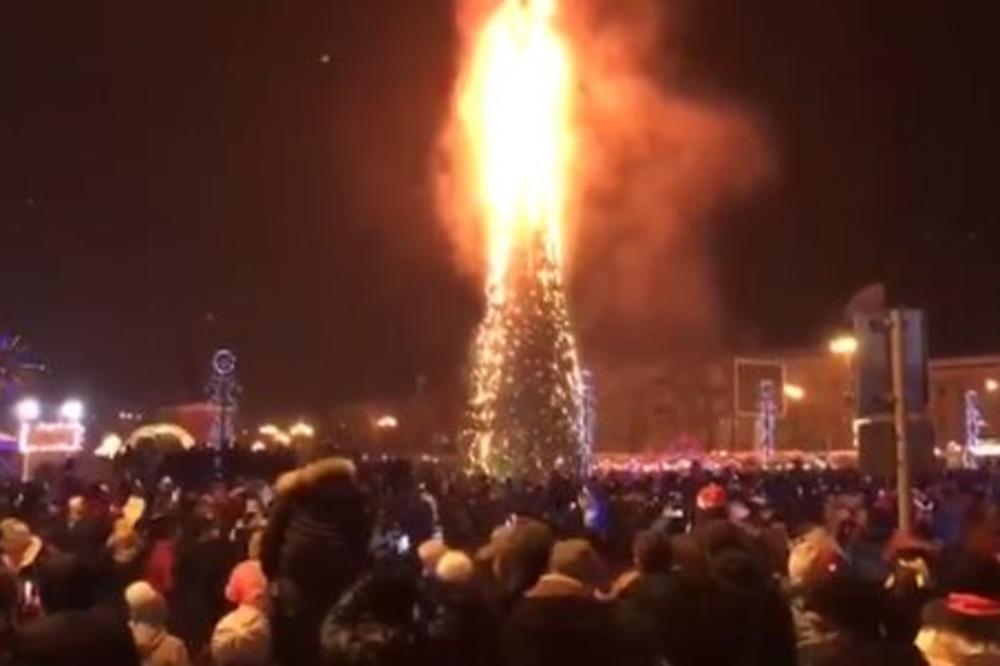 UŽAS, IZGORELA DŽINOVSKA JELKA U CENTRU GRADA: Rusi mogli samo da gledaju kako bukti! (VIDEO)