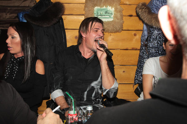 VELIKI BOEM: Savo Milošević se latio mikrofona, a potom zapevao na uvce ATRAKTIVNE voditeljke! (VIDEO)