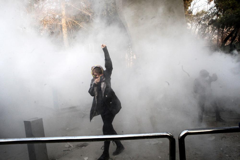 NE SLAVI CELA PLANETA NOVU GODINU: U Iranu HAOS NA ULICAMA, vodenim topovima na demonstrante, uhapšeno oko 200 ljudi! (VIDEO)
