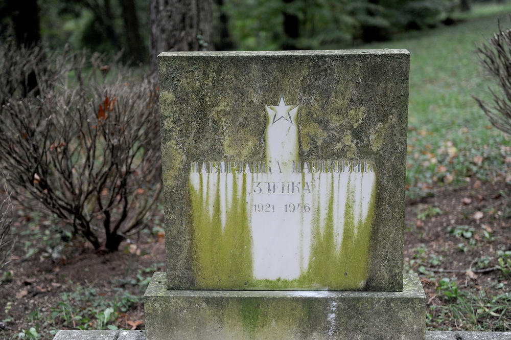 Grob Davorjanke Paunović u kompleksu Belog dvora