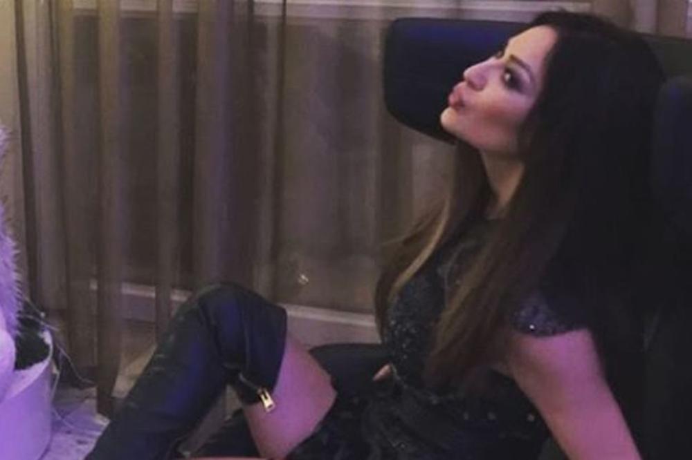 MOJA BEBA SPAVA: Koji je to muškarac zaspao blaženim snom na Cecinom ramenu? (FOTO)