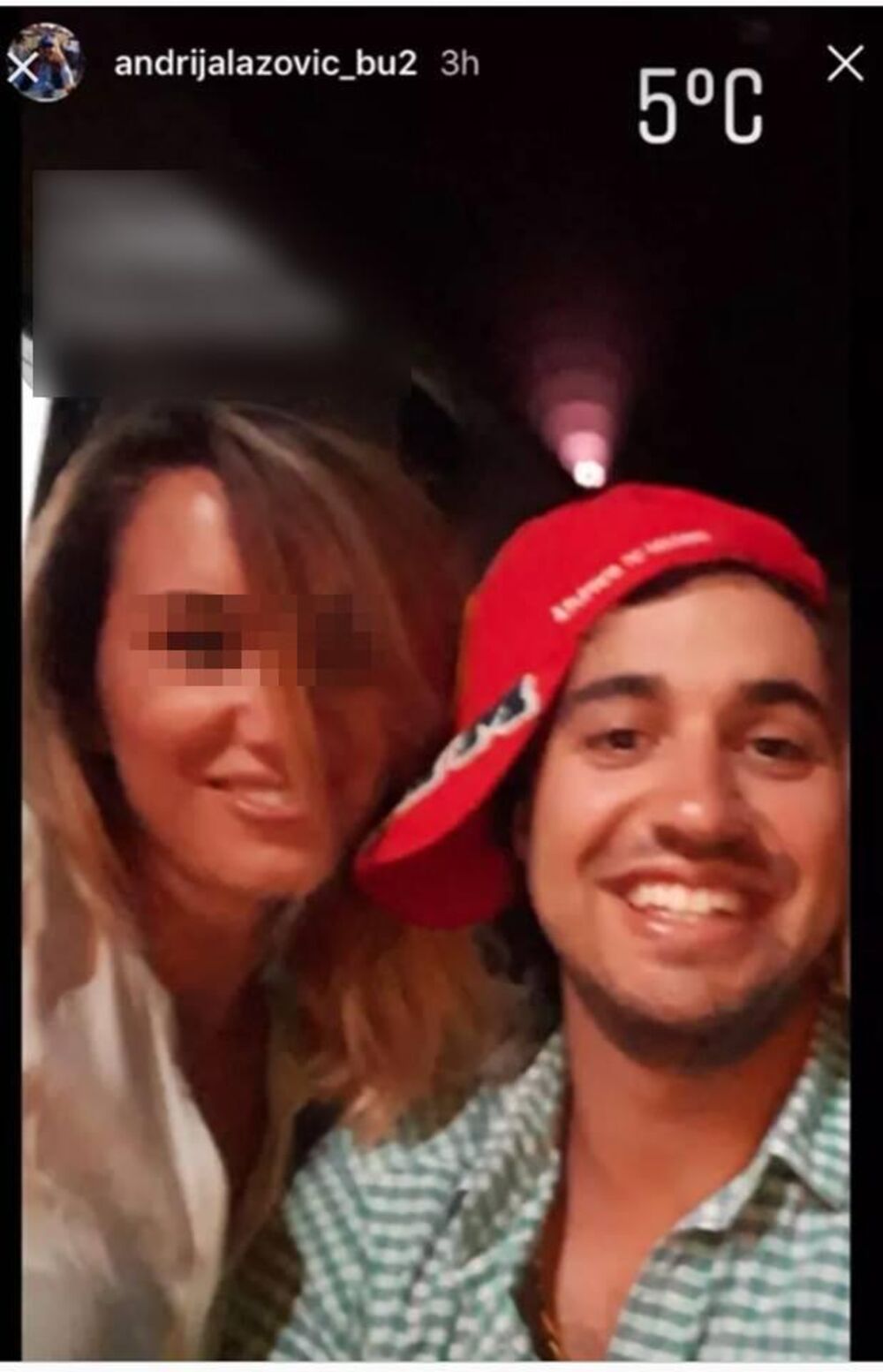 Kijin dečko sa nepoznatom brinetom