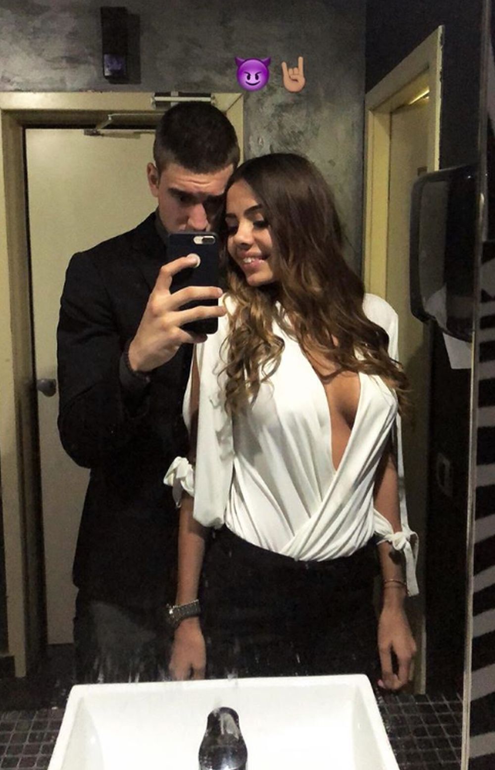 Dušan Vlahović sa devojkom na dočeku Nove godine