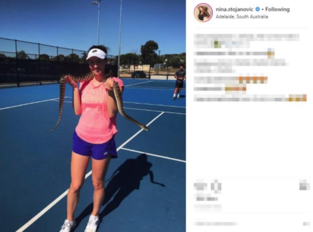 Nina Stojanović pozira sa zmijom na treningu u Australiji