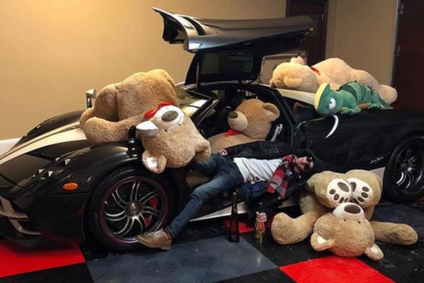 Ovo su najdebilniji pokloni koje je Deda Mraz doneo BOGATIM KLINCIMA Instagrama! (FOTO)