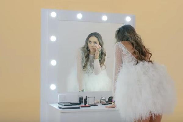 SRPSKA PEVAČICA DOŽIVELA PAKAO NA SEOSKOJ PIJACI: Vređali je, zviždali i PLJUVALI - kamera je sve SNIMALA