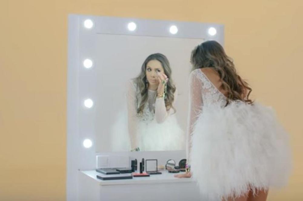 SRPSKA PEVAČICA DOŽIVELA PAKAO NA SEOSKOJ PIJACI: Vređali je, zviždali i PLJUVALI - kamera je sve SNIMALA