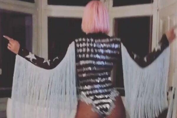 TRESI, TRESI, MALA: Karleuša je  izašla na binu, okrenula zategnutu guzu i počela! Momci su samo klimali glavama u ritmu, razjapljenih usta! (VIDEO)