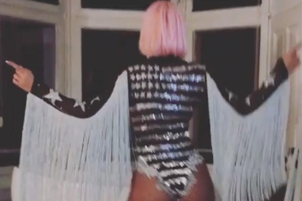 TRESI, TRESI, MALA: Karleuša je  izašla na binu, okrenula zategnutu guzu i počela! Momci su samo klimali glavama u ritmu, razjapljenih usta! (VIDEO)