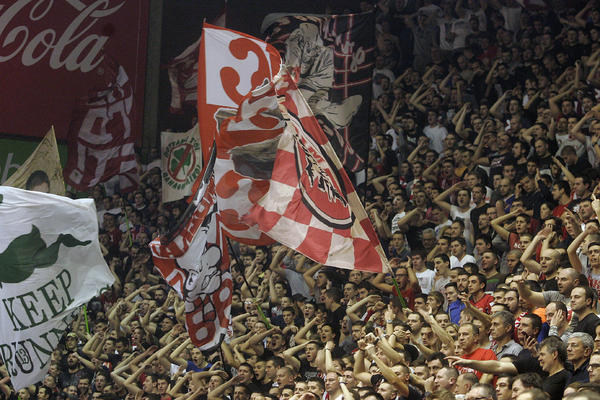 TO SE ZOVE NOVOGODIŠNA ČESTITKA! Delije su priredile igračima ono o čemu sanjaš kad počinješ da treniraš košarku! (VIDEO)