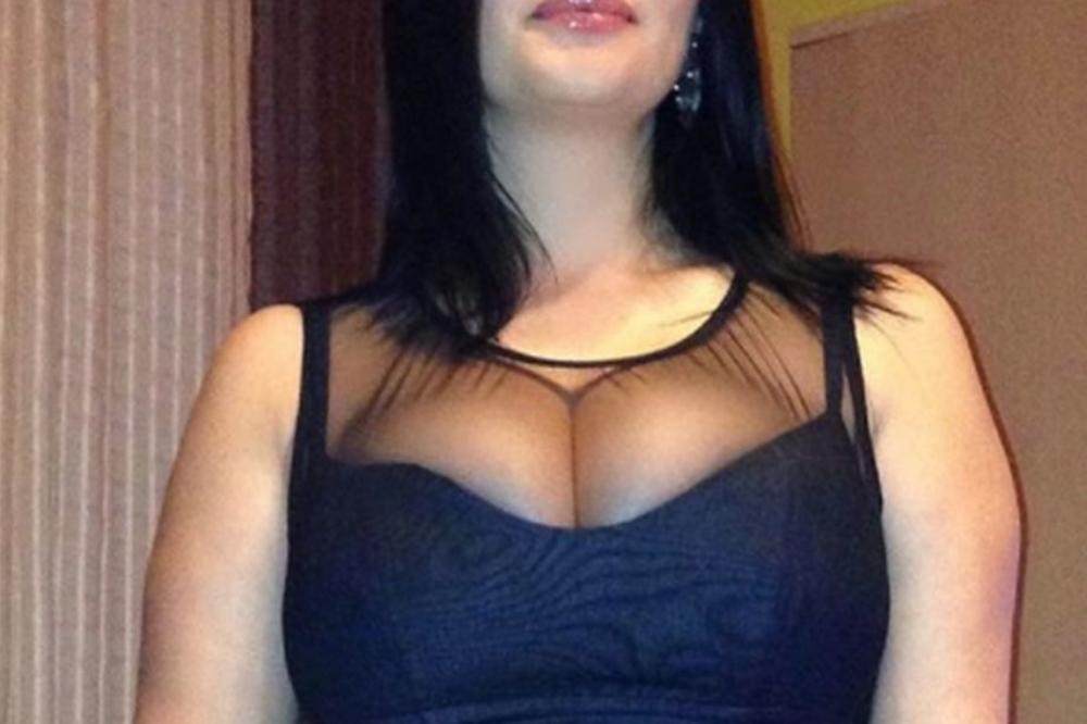 PORUMENELE NAJVEĆE PRIRODNE GRUDI NA ESTRADI! Auuu, ima da se ljušti do proleća.... (FOTO)