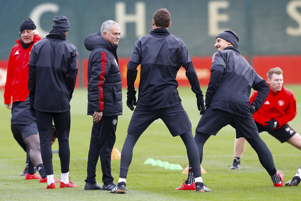 ON SLUŠA NARODNJAKE ZA KOJE NI JA NISAM ČUO! Nemanja Matić otkrio neverovatnu tajnu iz Mančesterove svlačionice! (FOTO)